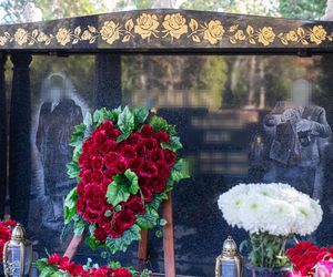 Tego grobu nikt się nie spodziewał! Zadaszenie, stół i krzesła na cmentarzu w Poznaniu