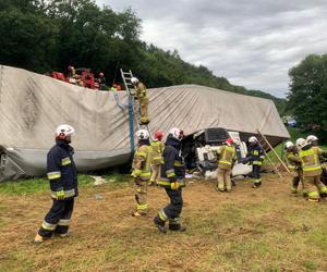 Śmiertelny wypadek pod Krosnem. Tir spadł ze skarpy z 49-latkiem w zgniecionej kabinie