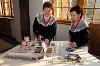 Szneki z glancem i regionalne stroje