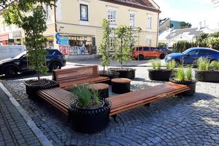 Kolejne miejsce parkingowe zabrane. Plac Farny stał się parkletem