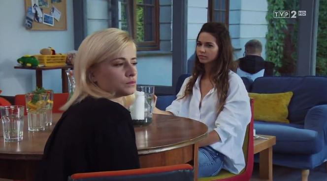 M jak miłość odc. 1400. Katia (Joanna Jarmołowicz), Kalina (Karolina Sawka)