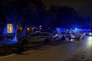Podźgali się w centrum Warszawy. Bitwa na noże przed znanym kebabem. Podejrzanych złapali przed komendą policji