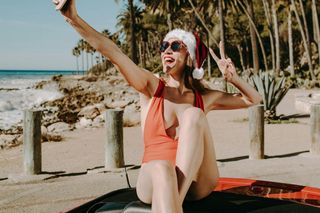 Święta na plaży zamiast przy choince. Polacy wybierają Boże Narodzenie w ciepłych krajach