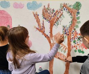 Uczniowie z Bełchatowa namalowali obraz, a na nim swoje marzenia. Ich dzieło znajdzie się w nietypowym miejscu [AUDIO]
