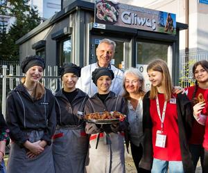 Kultowy bar sałatkowy z Gliwic wrócił do życia. Pierwszym klientem był prezydent miasta Adam Neumann