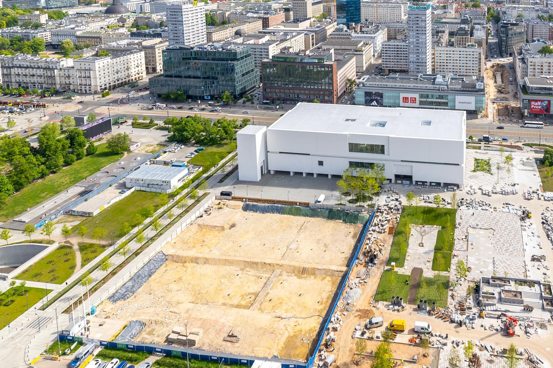 Muzeum Sztuki Nowoczesnej i teren przyszłego teatru TR Warszawa w 2025 r.