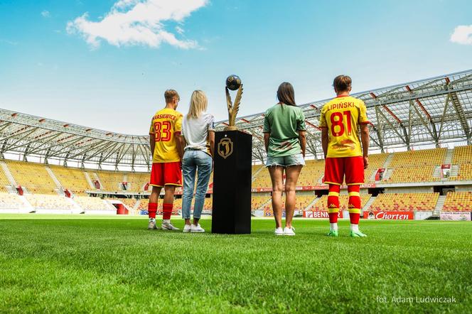 Jagiellonia Białystok zaprezentowała stroje na sezon 2024/25