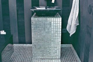 Tapeta na ścianach w łazience