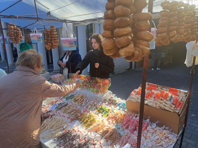 Cukierki i zabawki przy cmentarzu Rakowickim w Krakowie na Wszystkich Świętych 2024