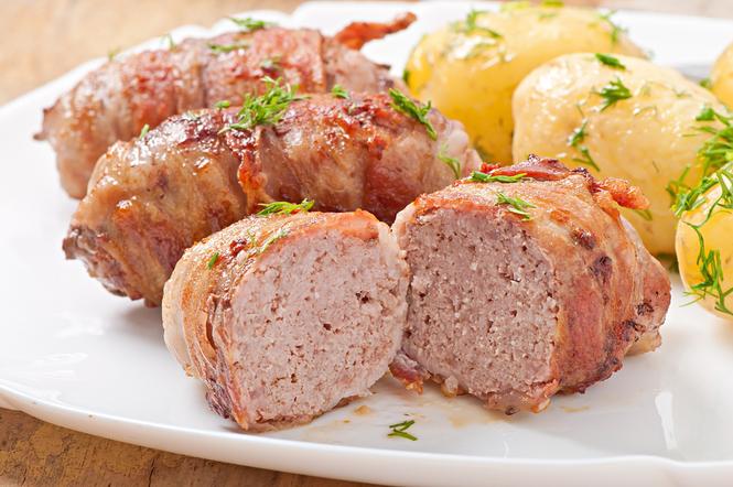 Kotlety mielone z ajvarem: przepis na mielone w boczku z piekarnika
