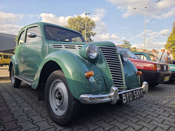 Motoryzacyjne legendy pod Torbydem. "Bydgoskie Klasyki Nocą" znów przyciągnęły tłumy