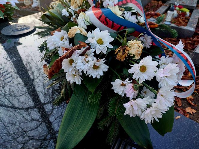 Mieszkańcy Bydgoszczy pamiętają o Krzysztofie Dowgirdzie z "Czarnych chmur" i doktorze Karolu z "Czterdziestolatka". Zostawiają kwiaty na grobie Leonarda Pietraszaka