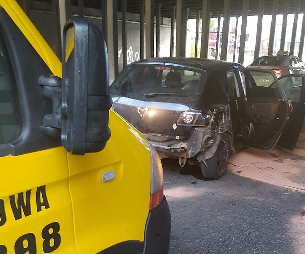 Wypadek w Katowicach. Kierowca zostawił auto i uciekł