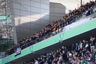 Mieli zakaz a pojawi się na stadionie. Kibice Lecha wspierali Kolejorza przy Łazienkowskiej