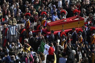 Trumna z ciałem papieża Franciszka przeniesiona w procesji do bazyliki Św. Piotra