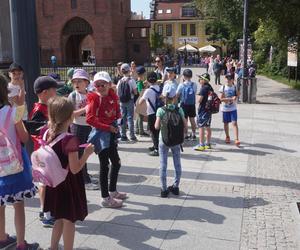 Dni Bajki 2024. W centrum Olsztyna zrobiło się bajkowo. Dzieci przejęły władzę nad miastem [ZDJĘCIA]