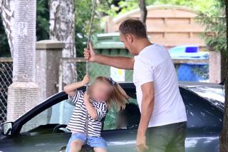 Donald Tusk bawi się z wnuczką