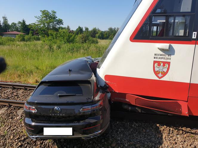 Tragednia pod Lesznem na przejeździe kolejowym. Nie żyje jedna osoba 