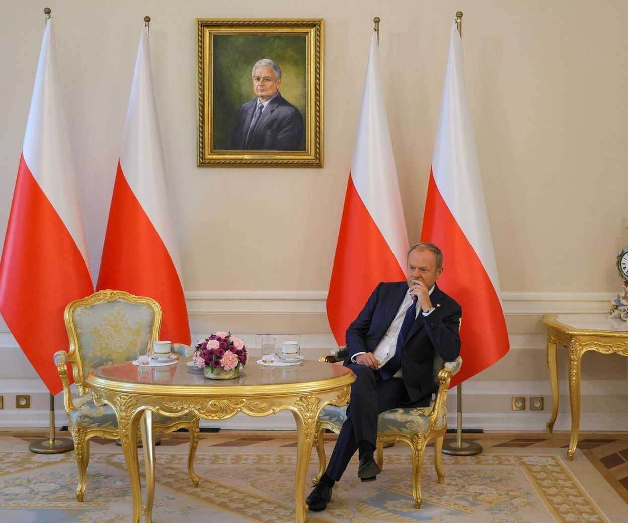 Tusk czekał na prezydenta Nawrockiego. Nerwowy spacer po gabinecie w Pałacu