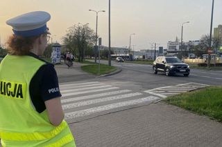 Zatrzymał się koło parku. Na widok policjantów zabarykadował się w aucie i krzyczał, że nie wyjdzie