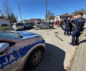 Emeryt wjechał w kobietę, która wsadzała dzieci do samochodu. Koszmarny wypadek pod Warszawą 