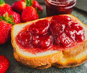 Obłędnie smaczny truskawkowo-lawendowy dżem. Szkoda, że poznałam go tak późno