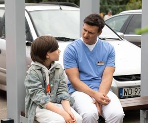 Na dobre i na złe odc. 966. Krzysztof Radwan (Mateusz Damięcki), Kubuś (Wiktor Trojan)