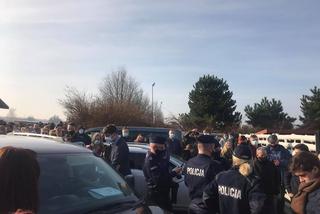 Wielka licytacja koni pod Łodzią zatrzymana przez... sanepid! Na miejscu policja i wściekli kupujący