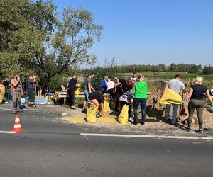 ​Pospolite ruszenie w Masłowie w pow. rawickim. Mieszkańcy zakasali rękawy i wmocnili wały na rzece 