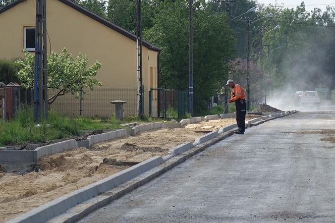 Prace na drodze Nowy Świat – Ludwików: Droga równa jak stół! Kiedy kierowcy nią przejadą? 