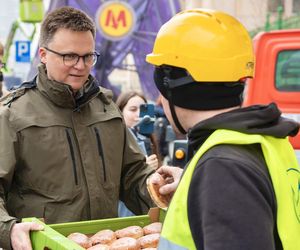 Szymon Hołownia rozdaje pączki