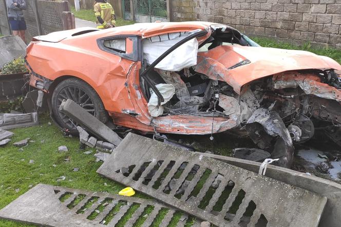 Sportowe cacko rozpadło się na kawałki. Najpierw walnęło w dom, później w płot