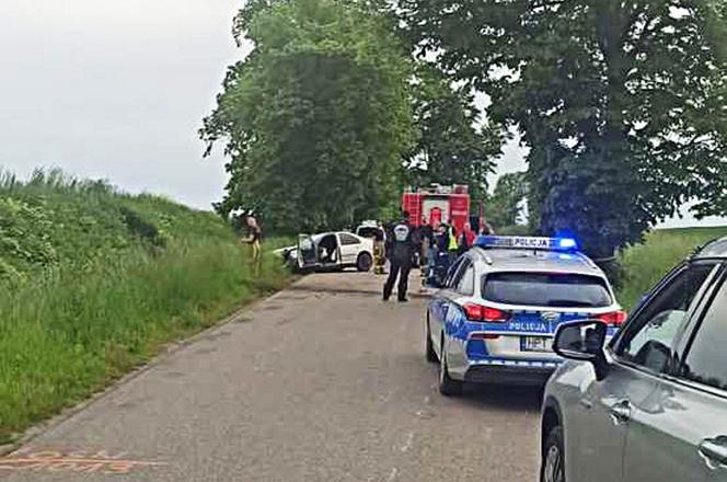 Volkswagen roztrzaskał się o drzewa pod Bartoszycami! 20-latek leżał w rowie, silnik - w zaroślach [ZDJĘCIA].