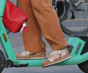 Monika Richardson pędzi na hulajnodze