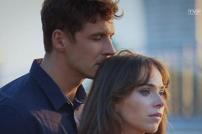 	M jak miłość, odcinek 1415. Marcin (Mikołaj Roznerski), Ania (Maria Pawłowska)