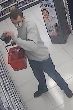Okradł drogerię w Dobrzejewicach koło Torunia. Rozpoznajesz tego mężczyznę? 