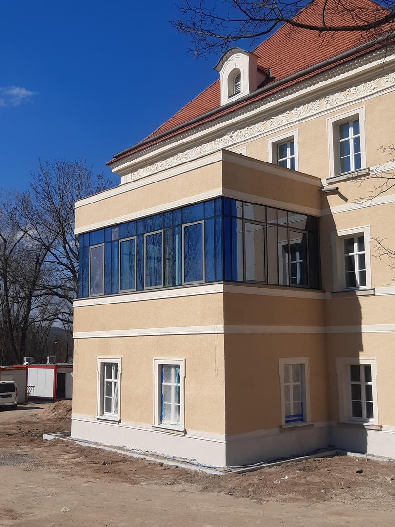 Pałac Sobieszów po remoncie – weranda w miejscu sali gimnastycznej