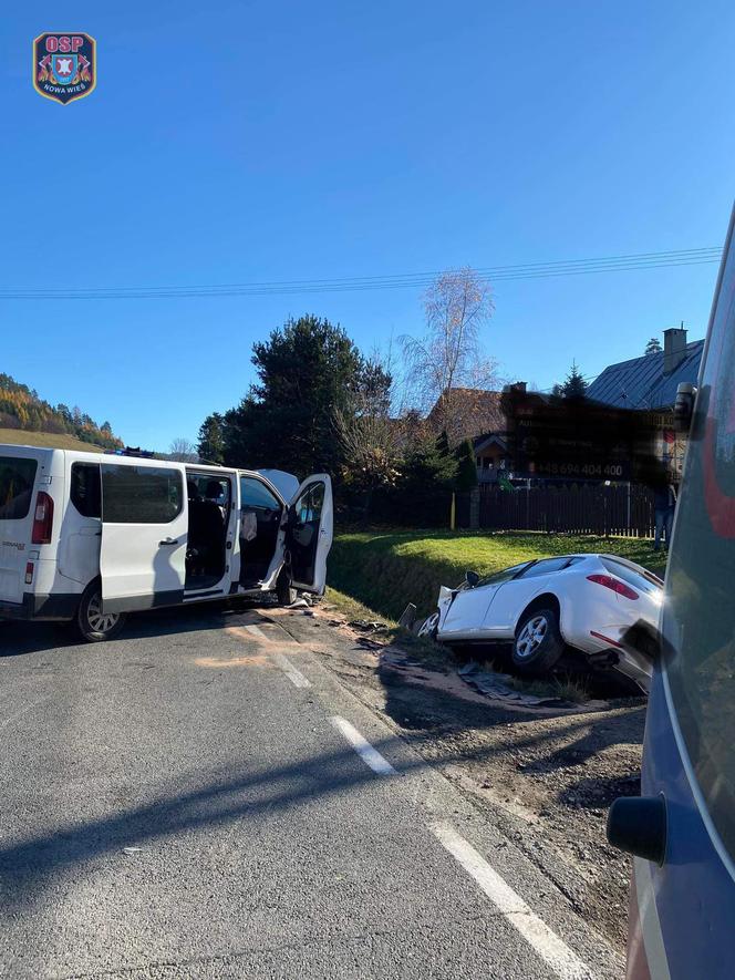 Roztoka Wielka. Osobówka wylądowała w rowie po zderzeniu z busem. Trzy osoby w szpitalu