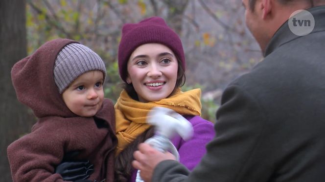 Na Wspólnej, odc. 3958. Alan (Jakub Wiszniewski), Wiola (Patrycja Franczak), Alanek junior (Ksawery Górski) 