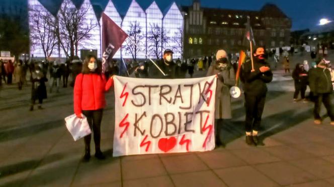 Strajk Kobiet w Szczecinie: Manifestacja na placu Solidarności - 28.01.2021