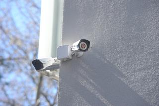 Wojna o parking w Wawrze jak u Barei. Mieszkańcy poszli do sądu