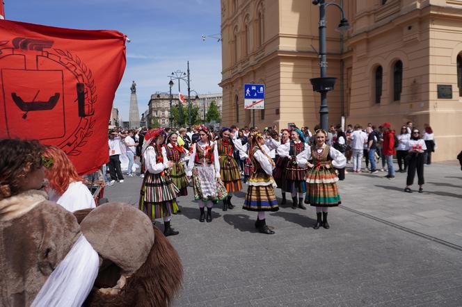 Pochód Juwenaliowy Łódzkich Uczelni. Studenci przejęli Łódź! [ZDJĘCIA]