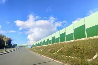 Na tym osiedlu doszło do zabójstwa sześciolatka. Pod blokiem stanęły znicze