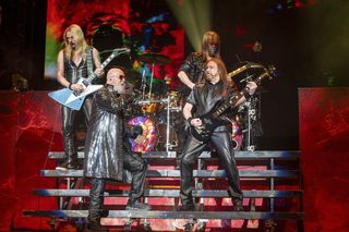 Muzycy Judas Priest dziękują strażakom z Los Angeles. Podarowali im czek! 