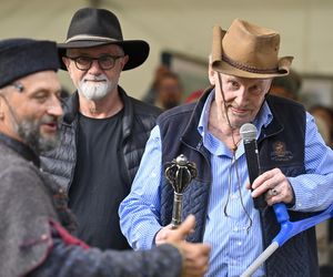 Kowboj o kulach. Tak Olbrychski wraca do zdrowia po operacji