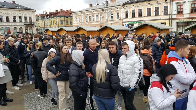 Maturzyści z Nowego Sącza zatańczyli poloneza na Ryku 