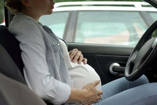Kobieta w ciąży eskortowana do szpitala. Poród zaczął się przed czasem