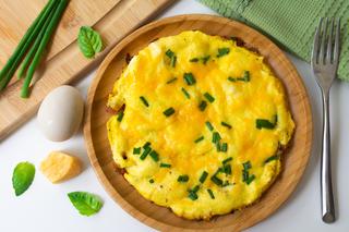 Super puszysty omlet z tartym serem: łatwy przepis na sycący posiłek