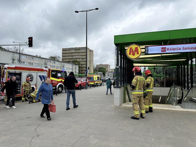 Pożar w metrze! Ewakuacja pasażerów, 5 stacji zamkniętych