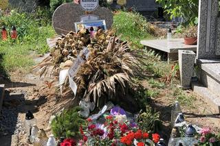 Uschnięte wieńce na grobie Anastazji zamordowanej na Kos